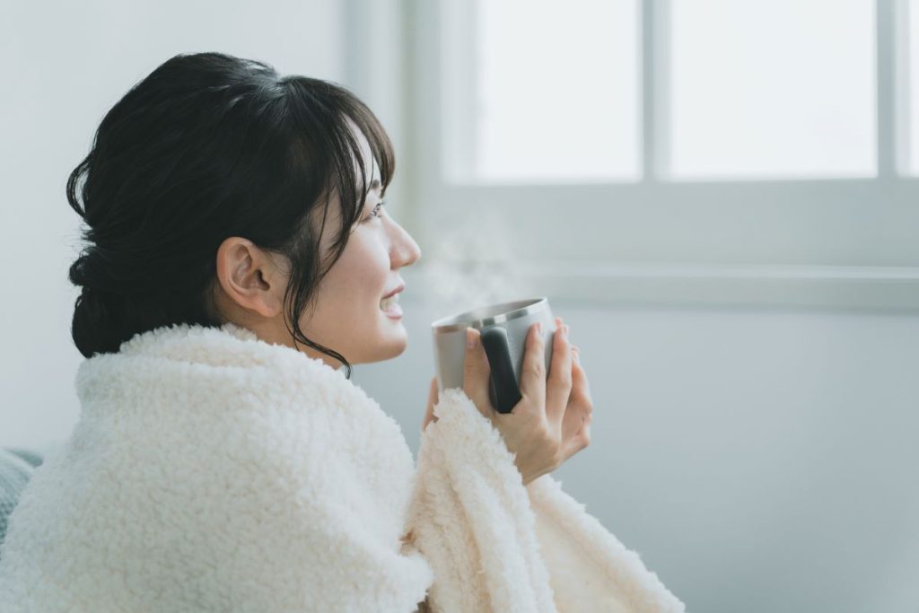 部屋で暖まっている人のイメージ画像