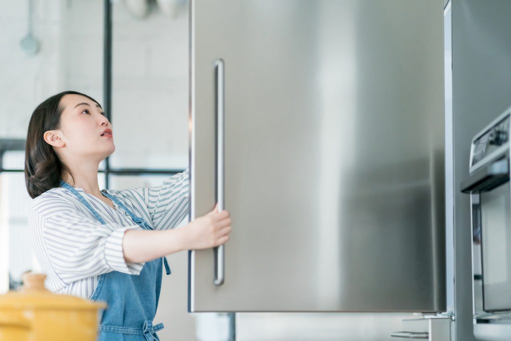 冷蔵庫を開ける女性