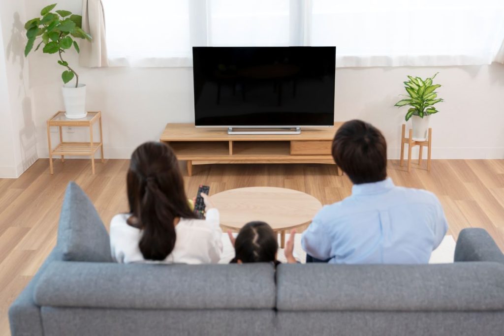 家族でテレビを見ているイメージ画像