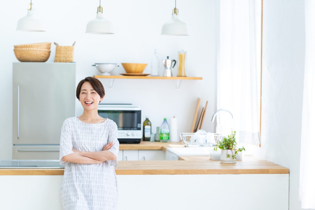 キッチンに笑顔で立つ女性