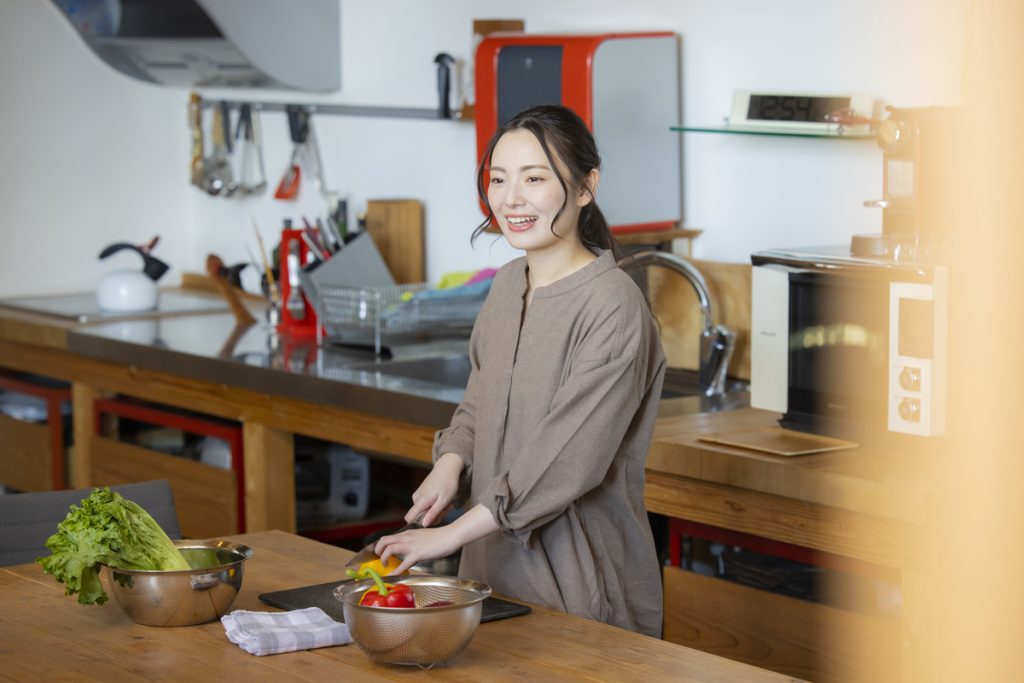 キッチンで調理する女性