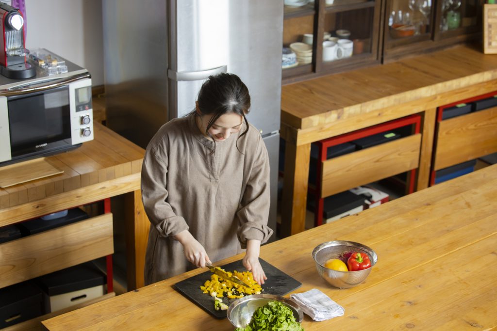 キッチンで調理する様子