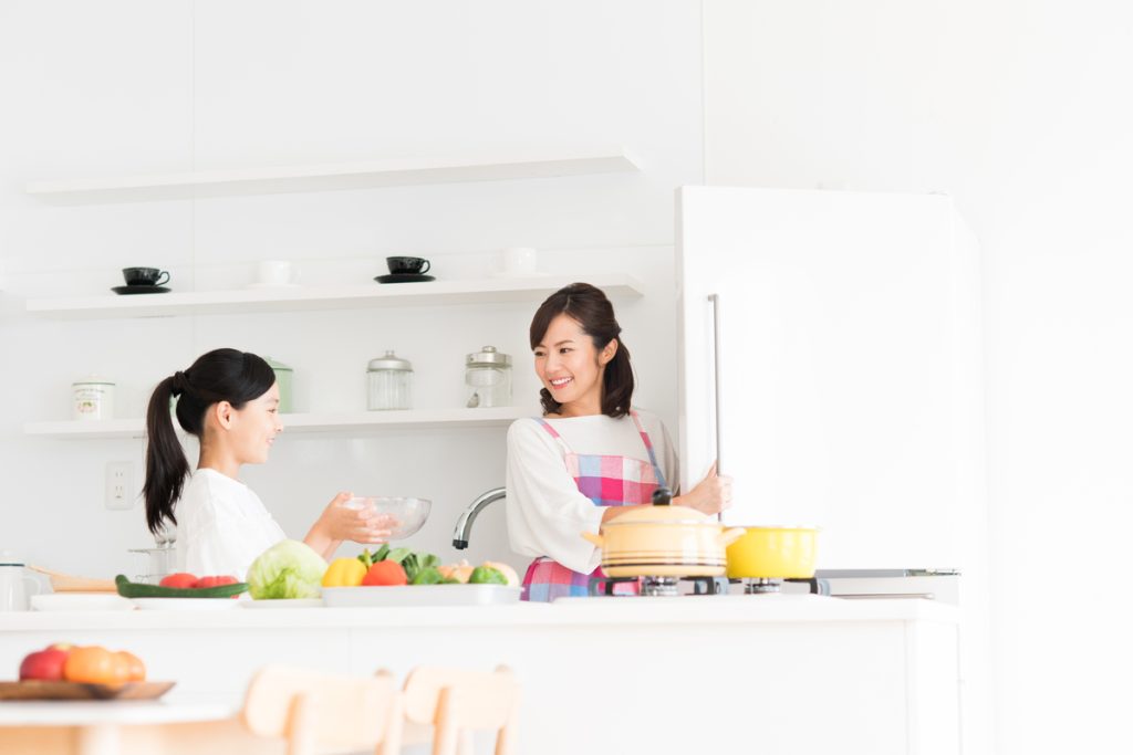 子どもと料理を作る母親