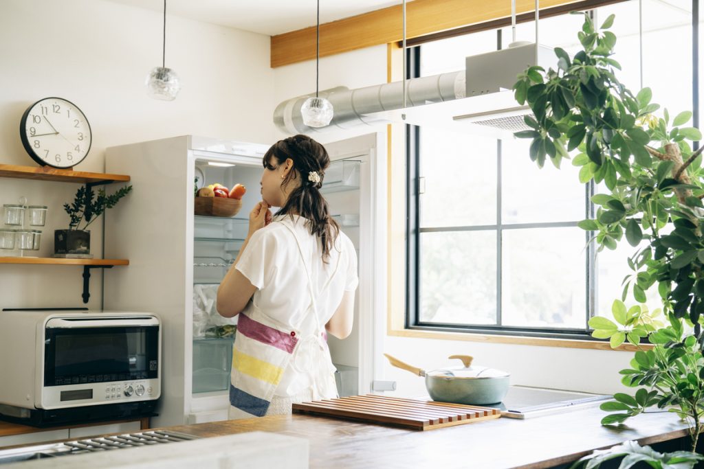 冷蔵庫を開ける女性