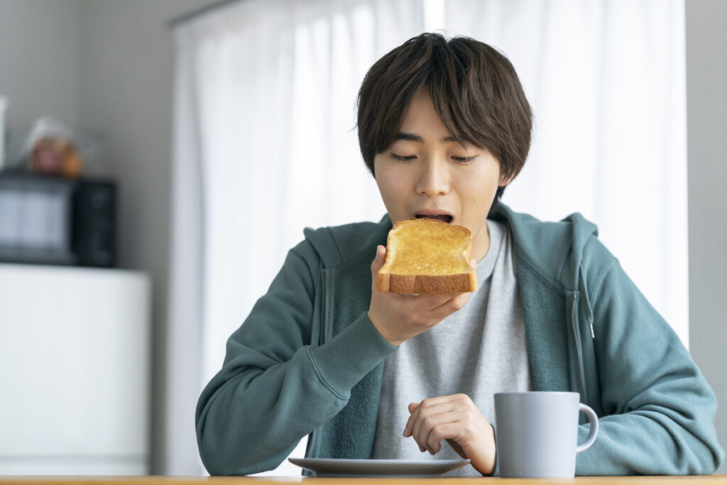 トーストを食べる若い男性