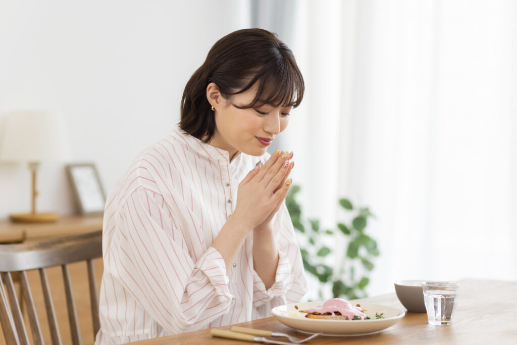 いただきますの挨拶をする女性