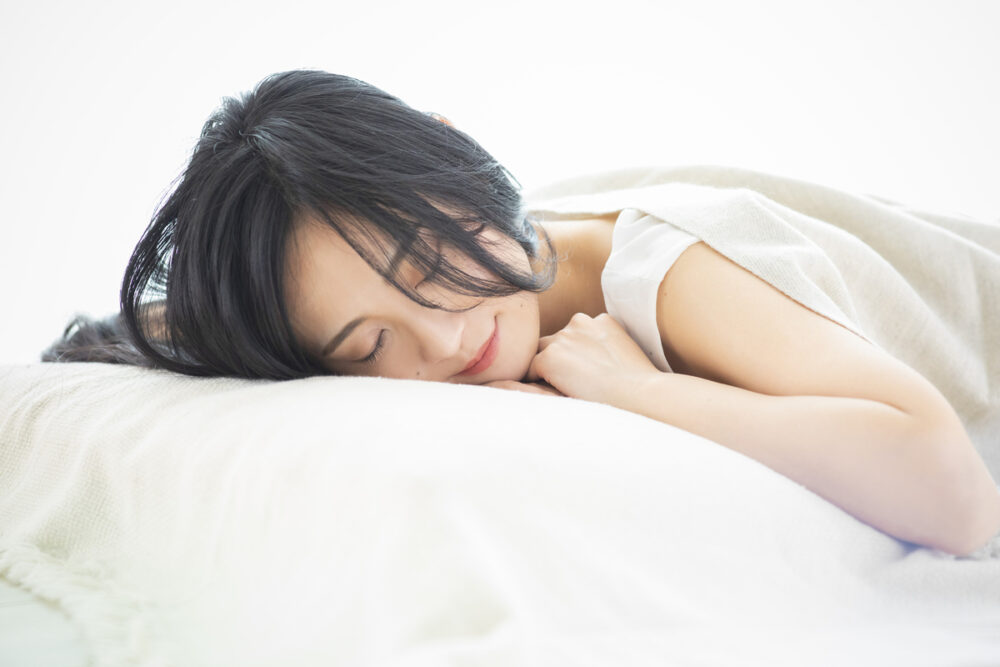 ベッドで快適に眠る女性