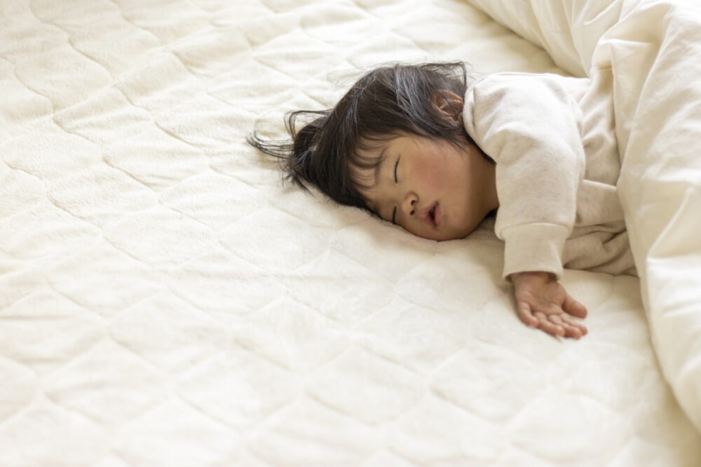 ベッドで快適に眠る子ども