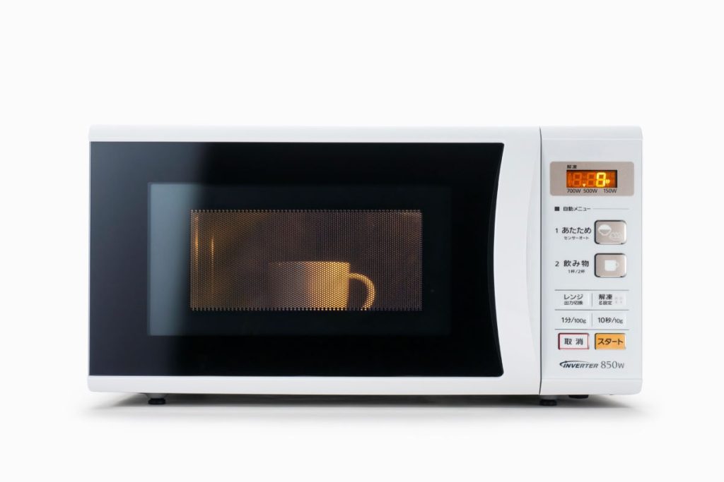 狭いキッチンでの電子レンジの置き場所は？置きやすい小型製品も紹介