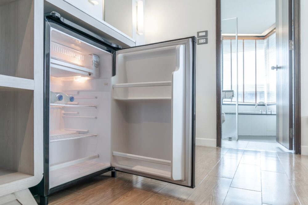 おしゃれな小型冷蔵庫はどれ？一人暮らしや寝室用におすすめの製品を