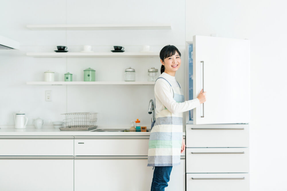 冷蔵庫のドアを開ける女性