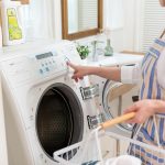 洗濯機を操作する女性