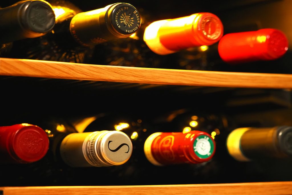 ワインセラー棚に並ぶワインボトル