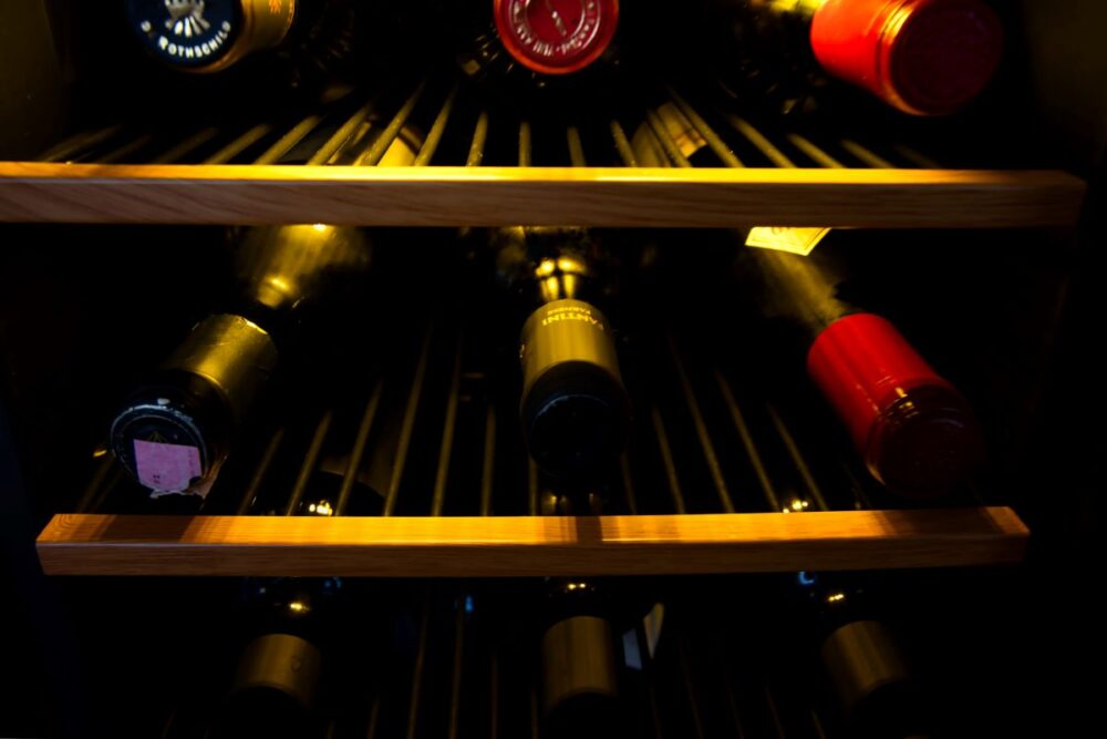 ワインは冷蔵庫で保存していいの？正しい保管方法とおすすめセラーを