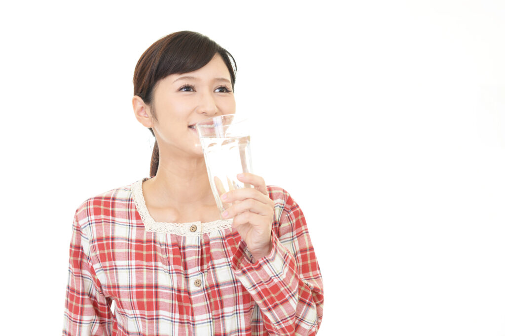 グラスの水を飲む女性