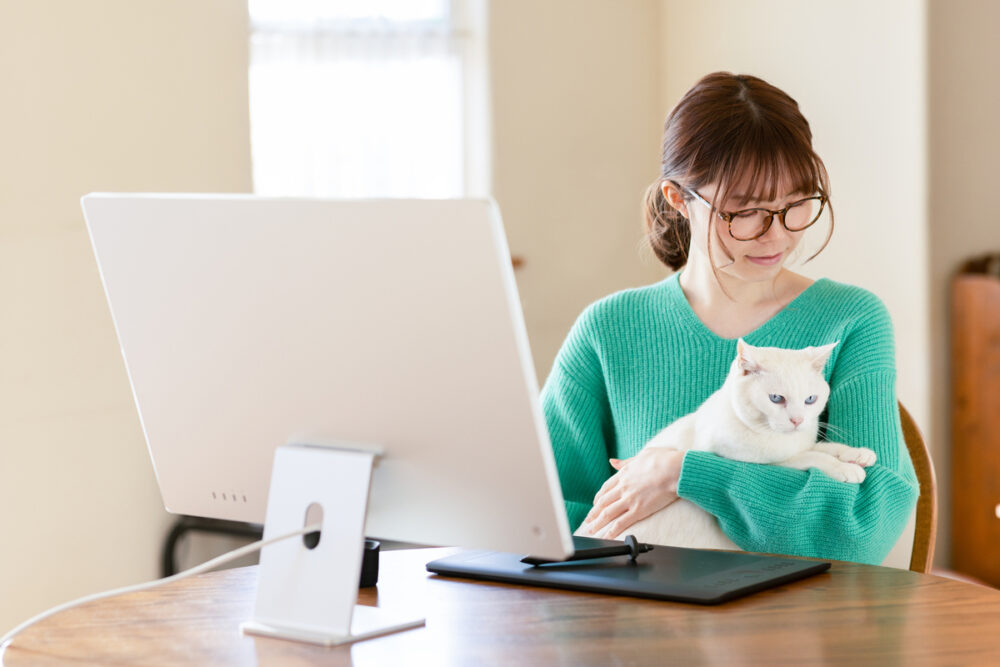 猫を抱く女性