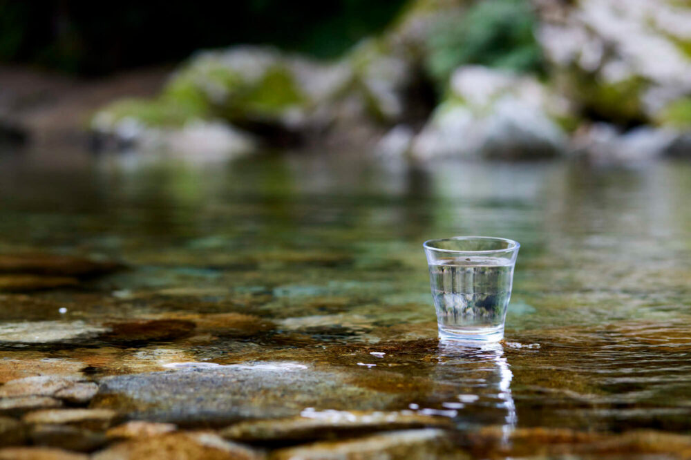 河に置かれた水の入ったグラス