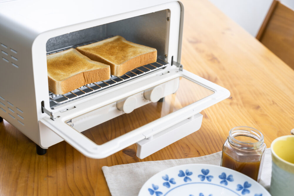 トースターでパンを焼く様子