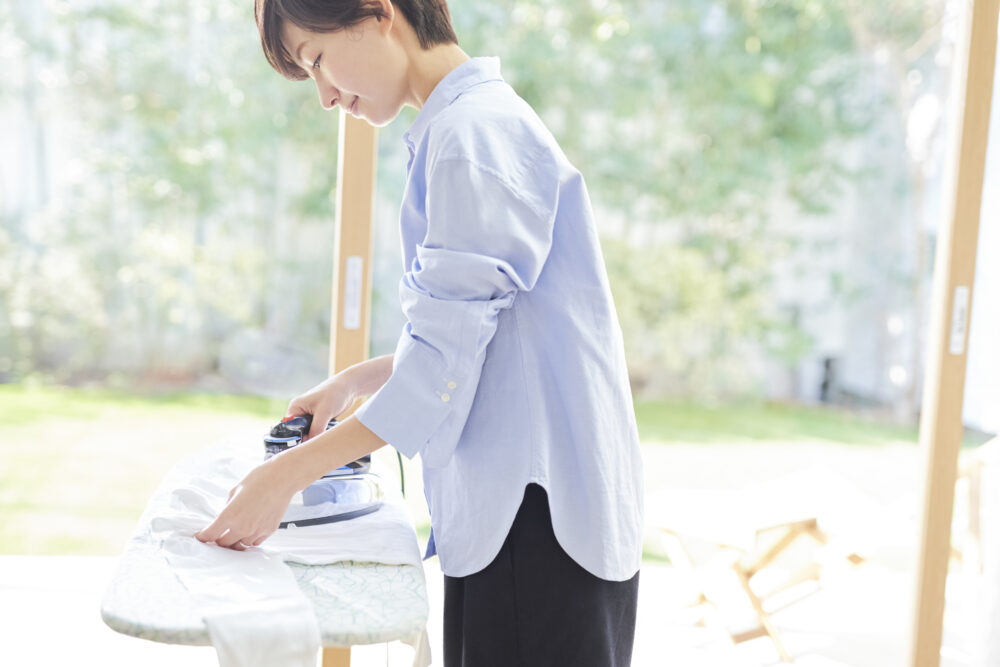 アイロンがけをする女性