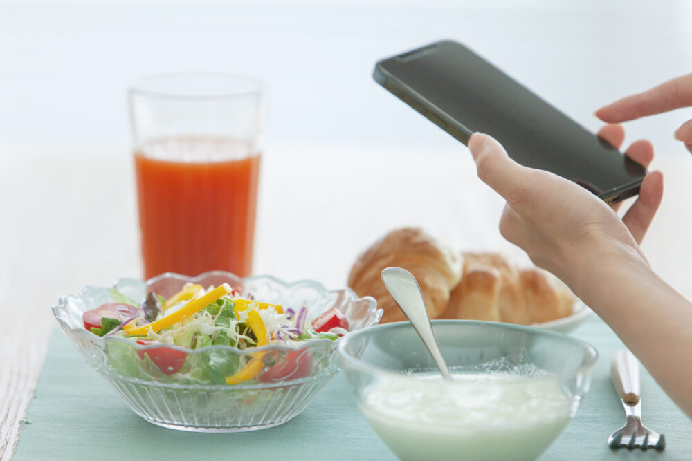 スマホと朝食