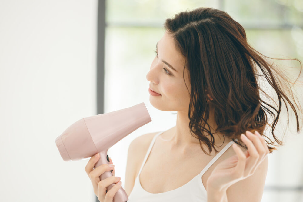 ドライヤーをかける女性