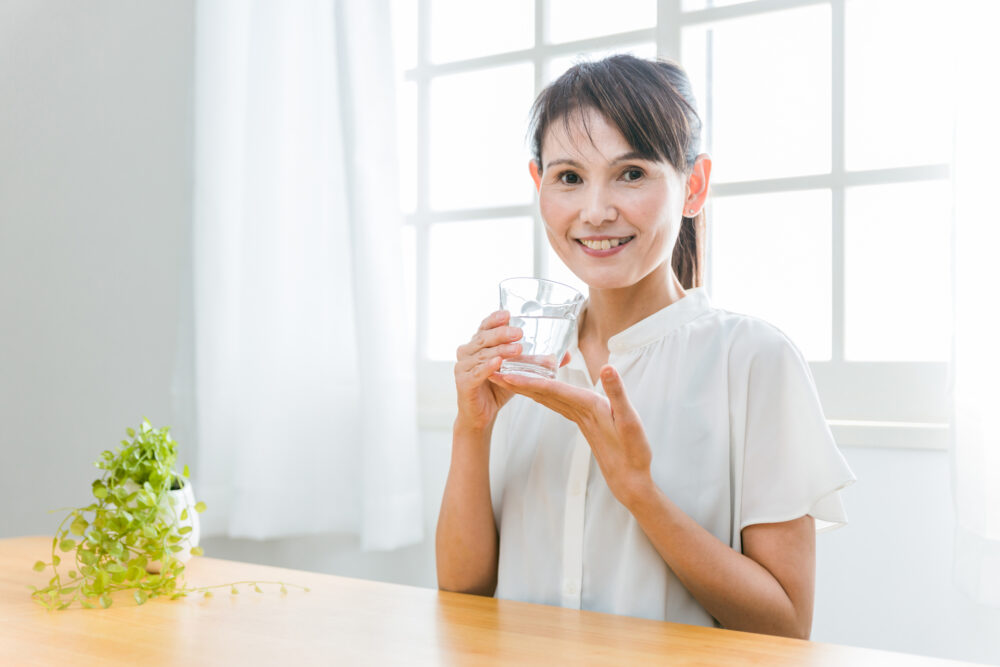 白湯を飲む女性