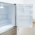 冷蔵庫が開けっ放しで水滴が！気付いた時の対処法と予防策を解説