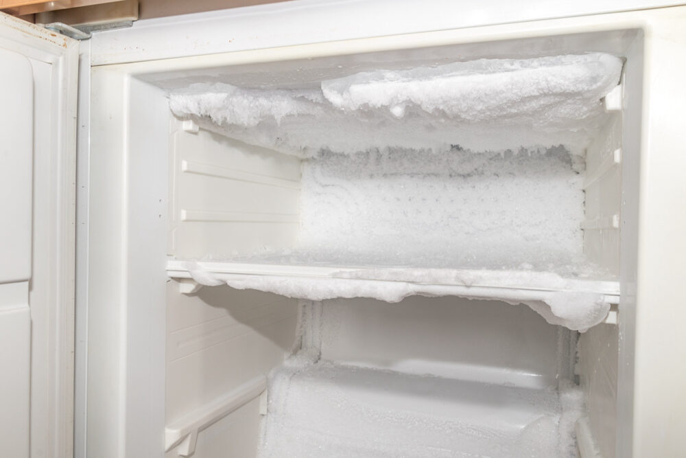 電源を切らないで冷凍庫の霜取りをする方法を解説！注意点や予防法も