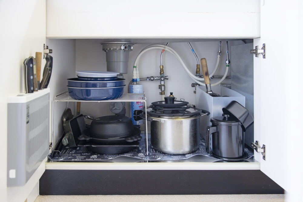 シンク下に食器を収納するのは汚い？衛生対策やおすすめ収納グッズを紹介