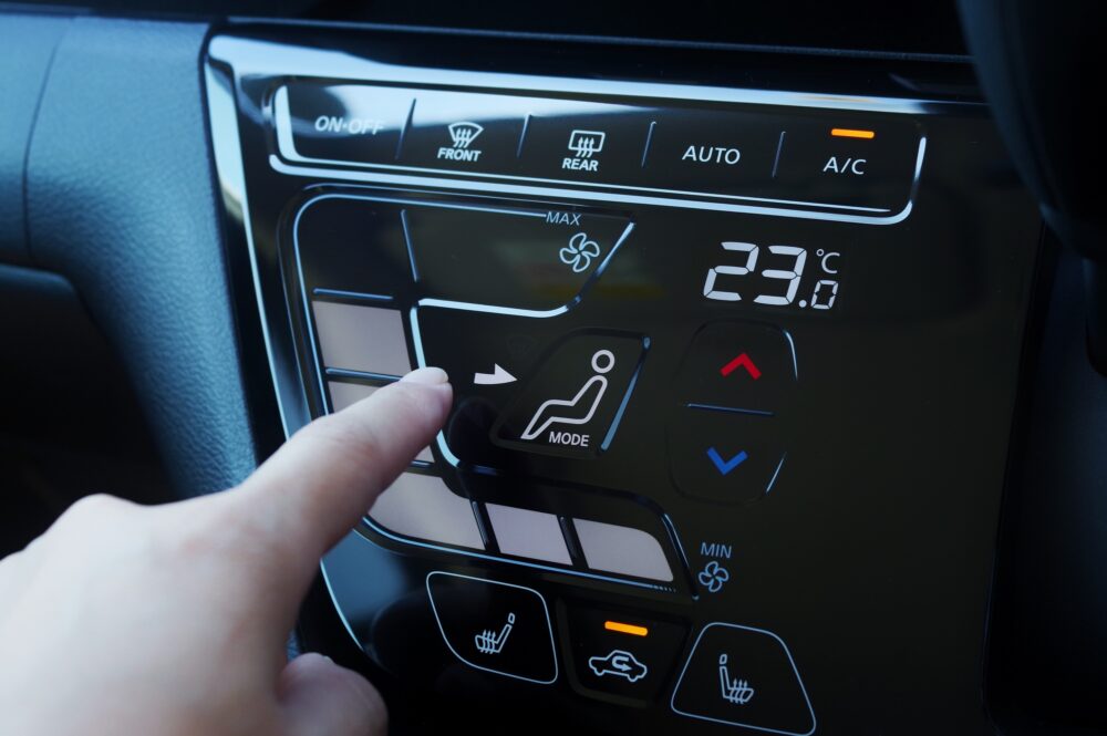 車のエアコンが急にぬるい！冷房や暖房が効かない原因や対処法を解説